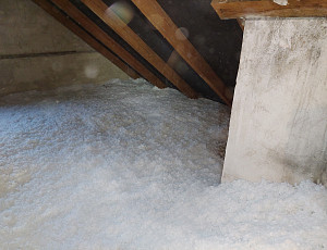 Zateplení stropu rodinného domu pomocí foukané izolace